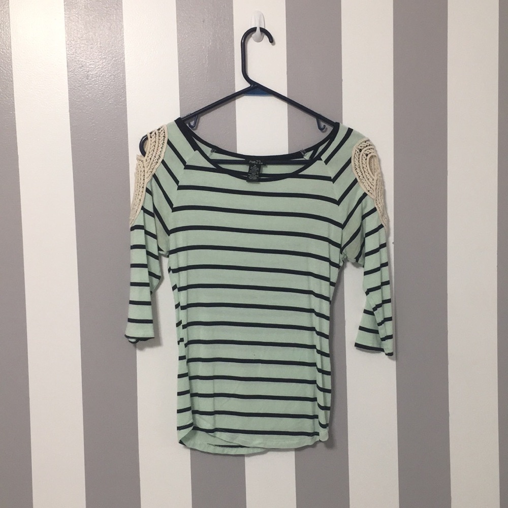 Half sleeve / striped shirt